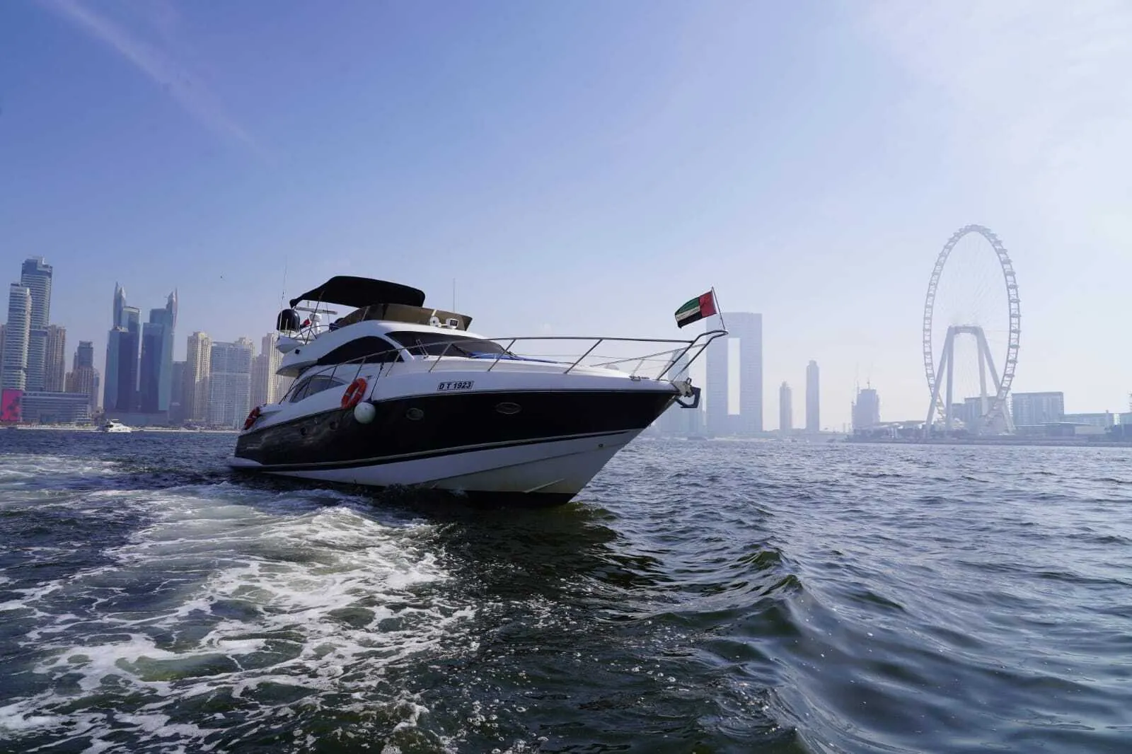 Le yacht Sunseeker 56 ft, un choix apprécié des groupes jusqu'à 20 invités à Dubaï