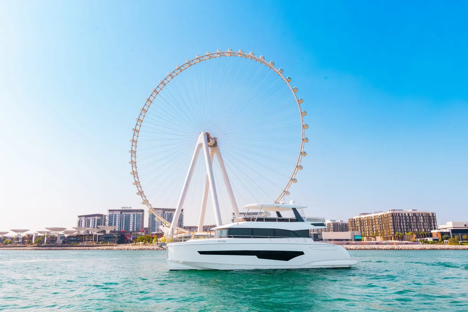Le yacht à moteur C-62 ft de la flotte Gold Water Yachts, prêt à être réservé pour une croisière privée à Dubaï