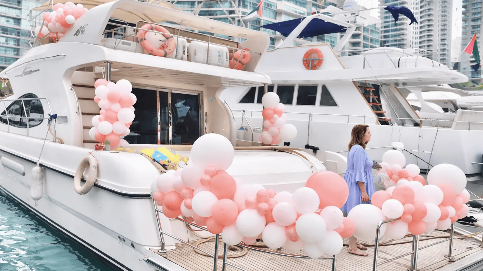 Pont de yacht décoré de fleurs et de ballons pour un enterrement de vie de jeune fille à Dubaï