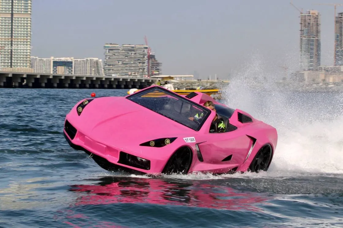 Jet car rose sur l'eau à Dubaï, une activité fun pour un EVJF