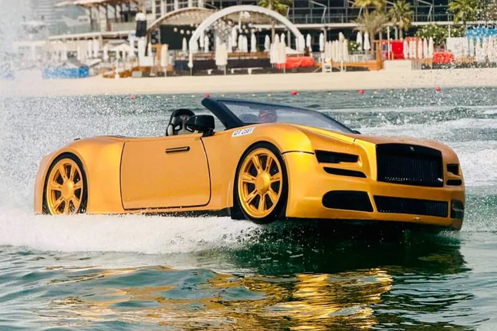Jet car Rolls-Royce sur l'eau à Dubaï, l'une des options pour choisir entre jet car et jet ski