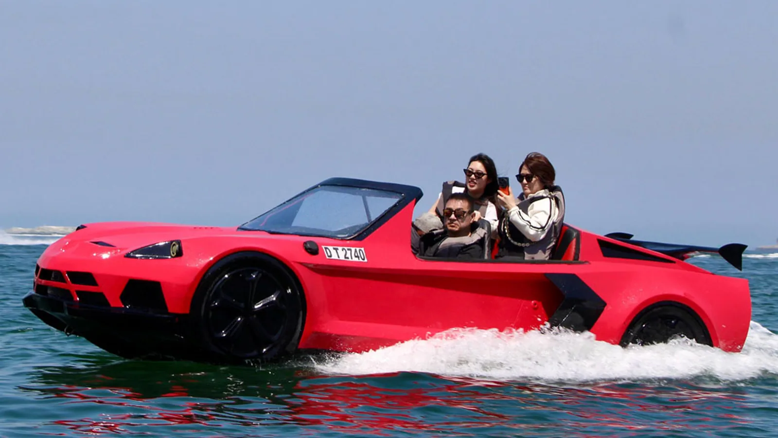 Moniteur donnant un briefing de sécurité à des passagers en gilet de sauvetage près d'un jet car, dans une marina de Dubaï