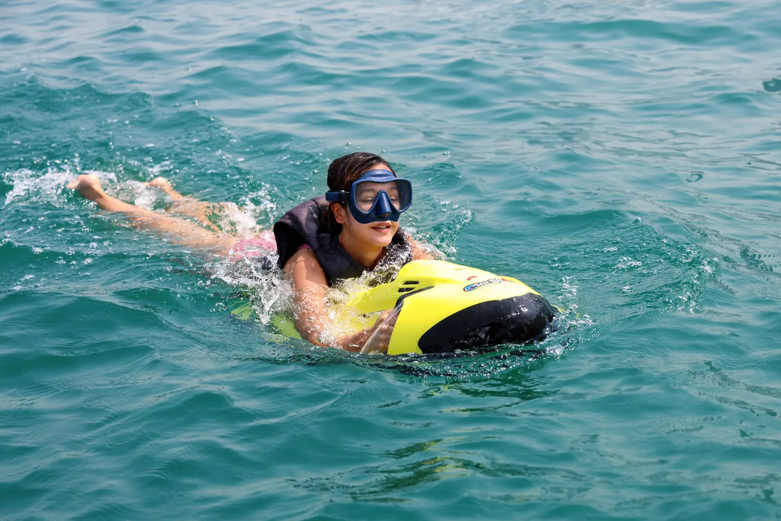 Seabob, scooter sous-marin électrique, glissant dans une eau claire à Dubaï
